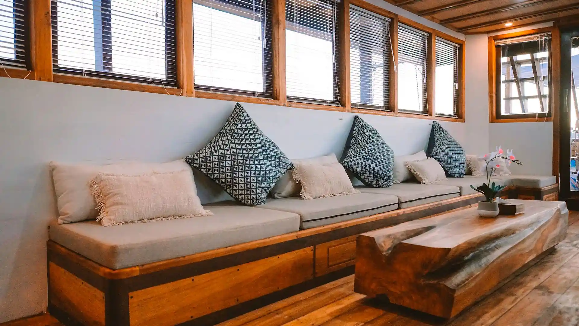 Elbark Cruise - Luxury Phinisi Komodo Charter 2026